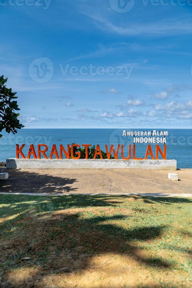 paisaje natural en la zona turística de la playa de karang tawulan, tasikmalaya indonesia foto