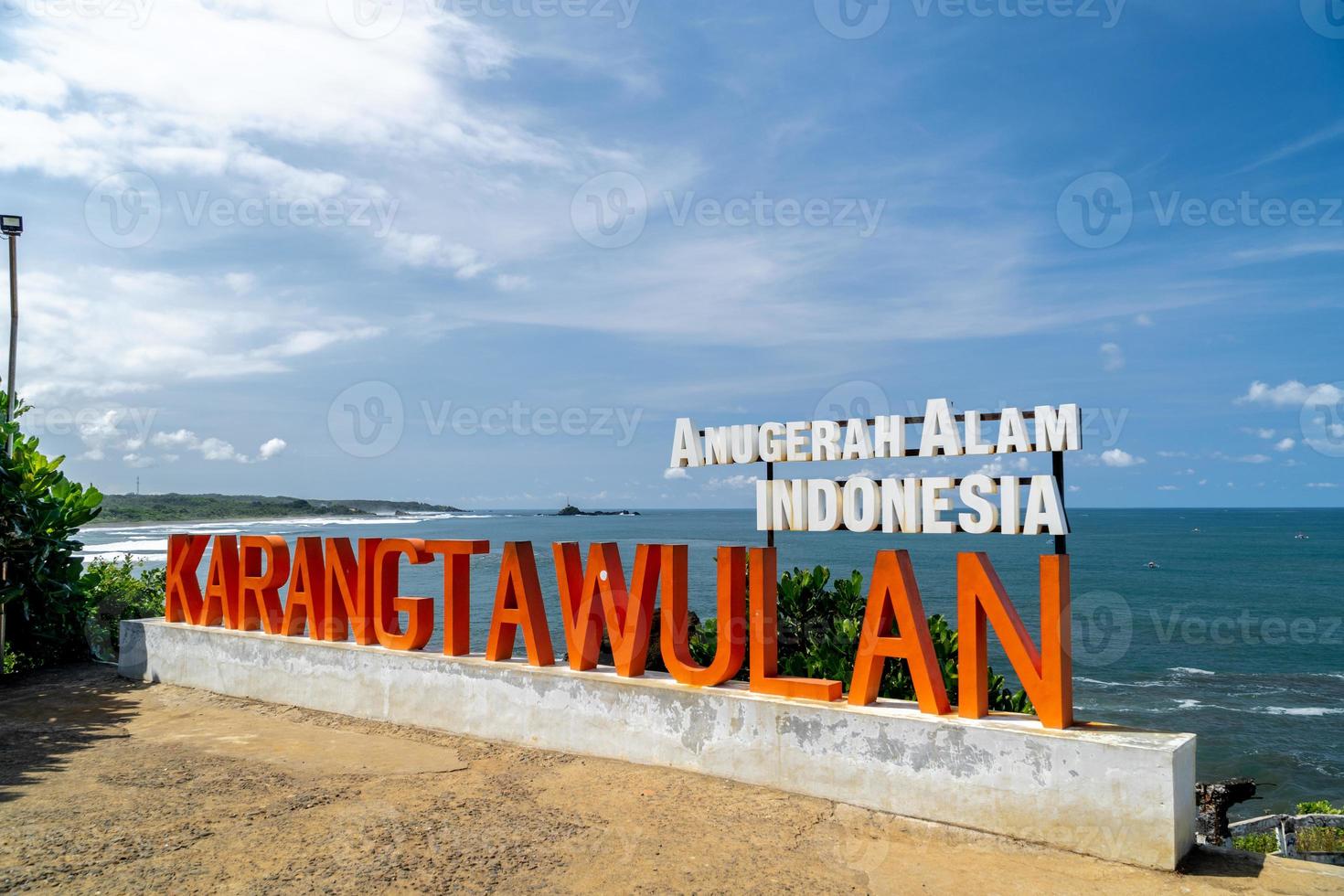 paisaje natural en la zona turística de la playa de karang tawulan, tasikmalaya indonesia foto