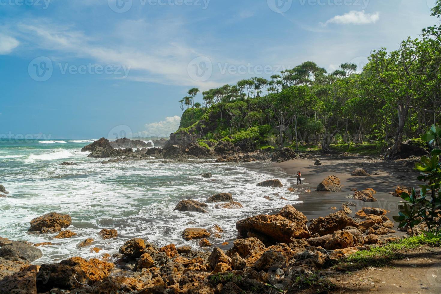 vista natural de la costa en indonesia cuando hace sol. karang tawulan turismo de playa en indonesia foto