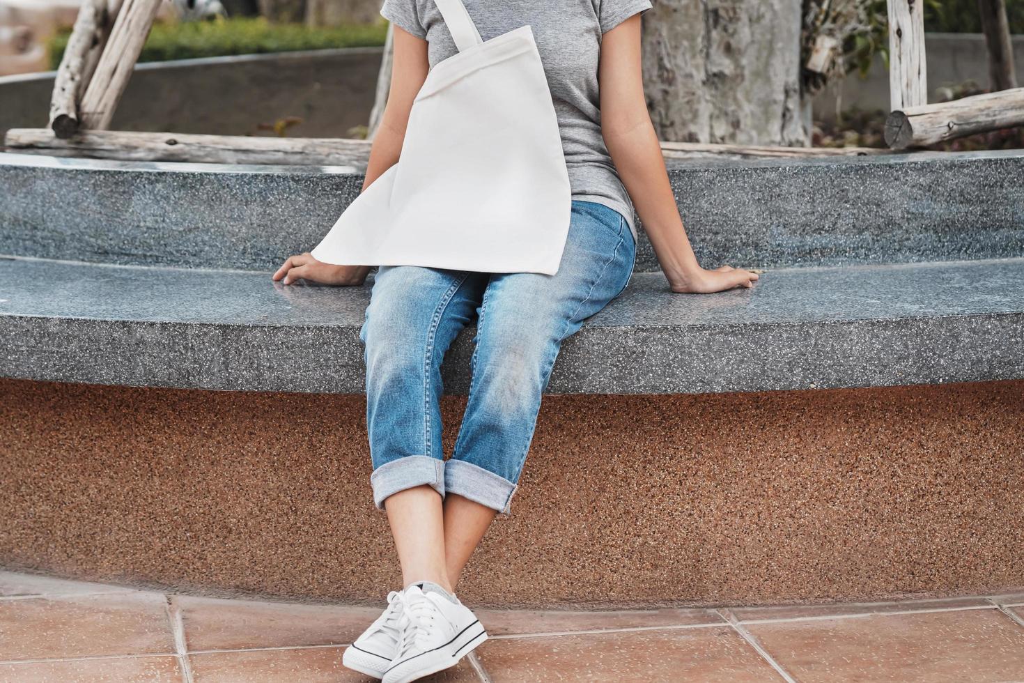 mujer hipster con bolsa de algodón blanco en el parque foto