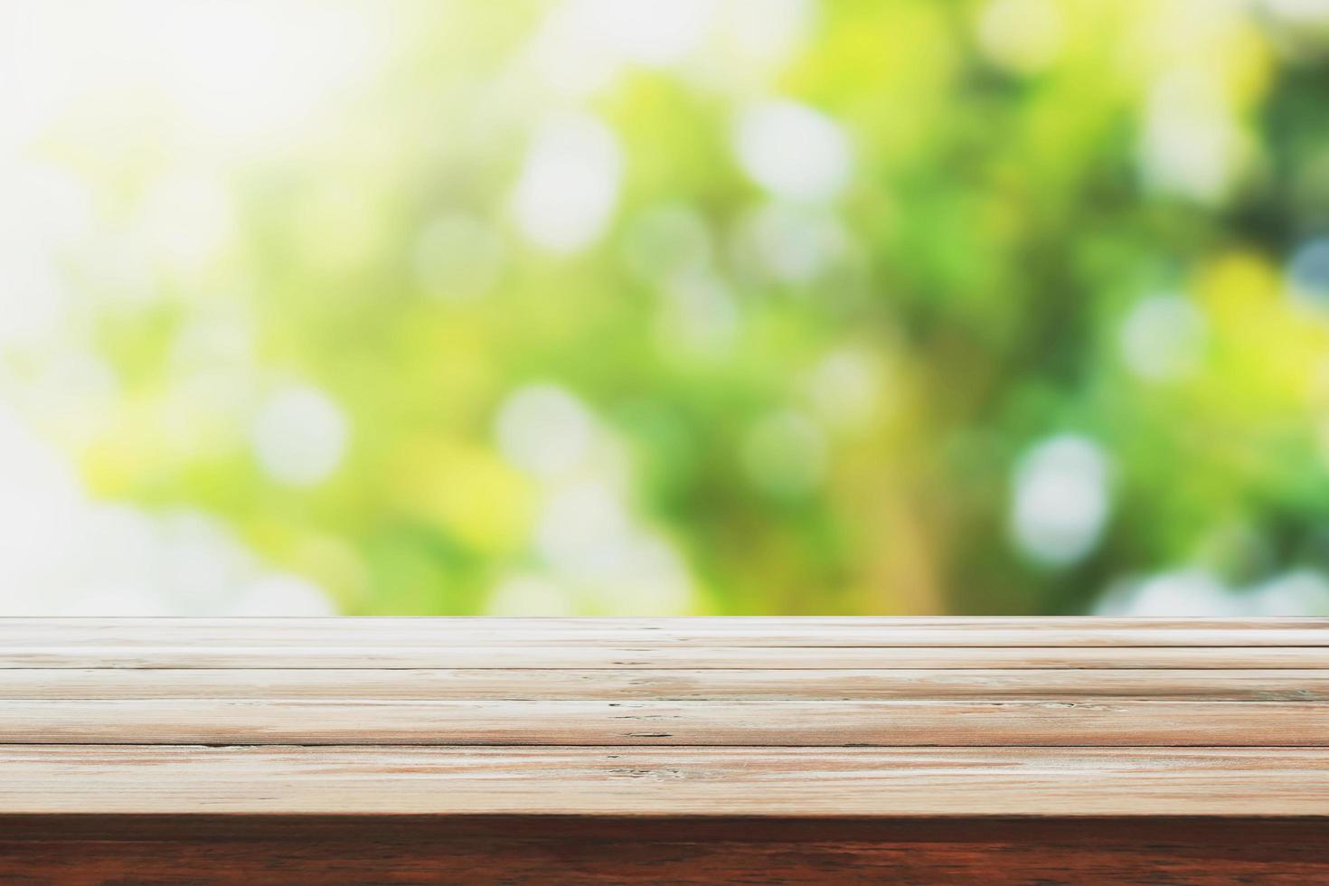 madera vacía sobre fondo de naturaleza verde borroso para producto de diseño de montaje foto