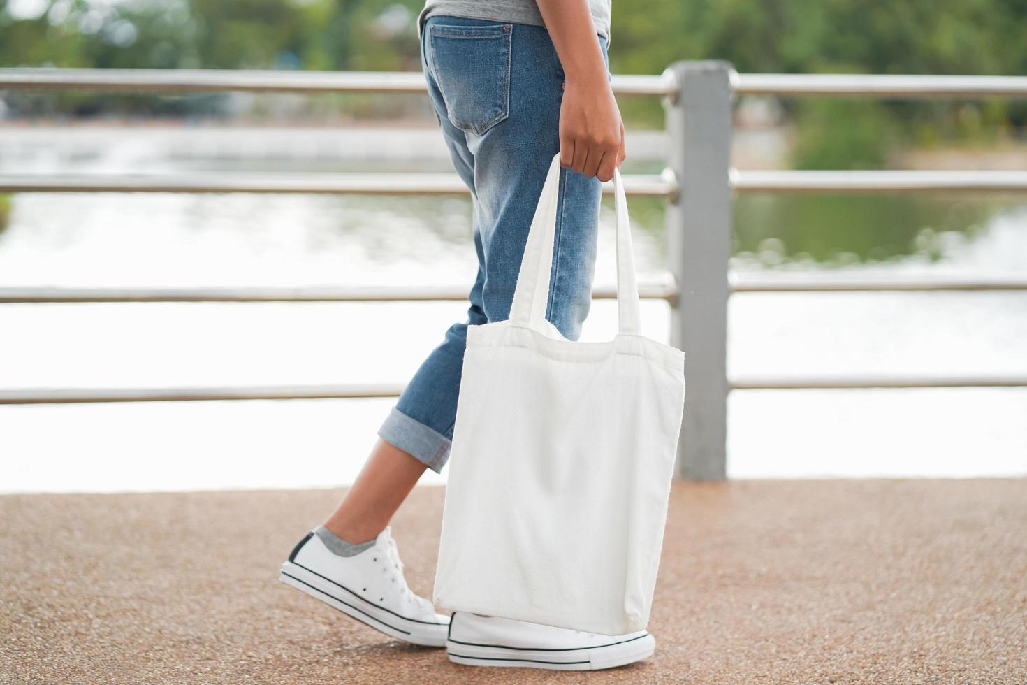 mujer hipster con bolsa de algodón blanco en el parque foto