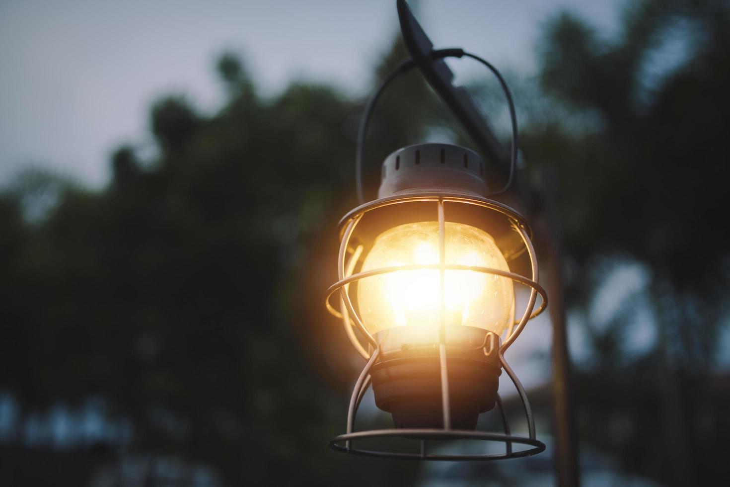 luz de linterna acampar al aire libre por la noche foto