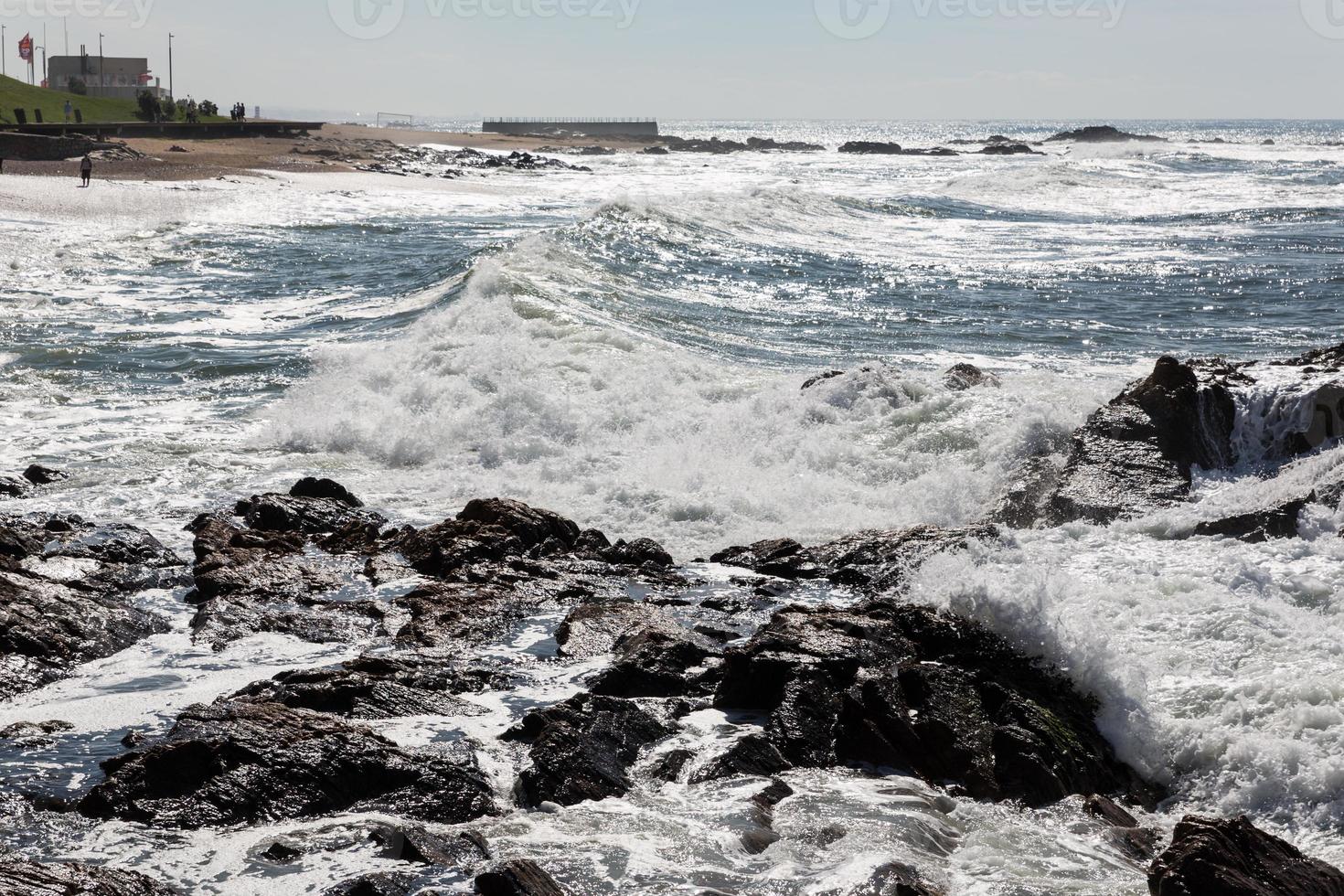 olas rompiendo en la costa portuguesa foto