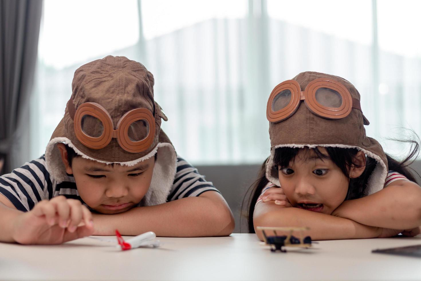 dos niños con aviones en las manos foto