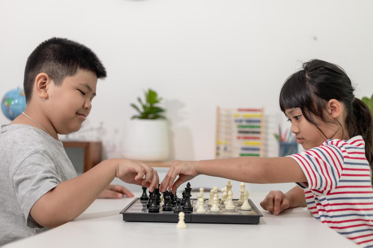 Niño Juega Un Solo Juego De Ajedrez En Casa En El Piso. Tablero De Ajedrez  Con El Final Del Juego De Ajedrez. Aprender a Jugar Al Foto de archivo -  Imagen de