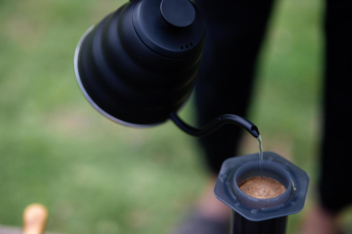 barista profesional preparando cafetera y tetera de goteo. Formas alternativas de preparar café. foto