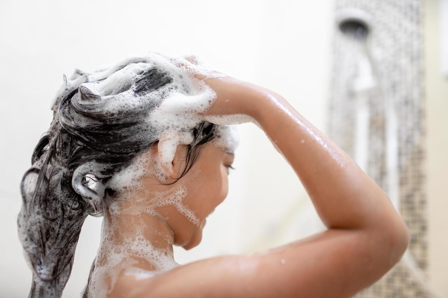 niña asiática toma un baño foto