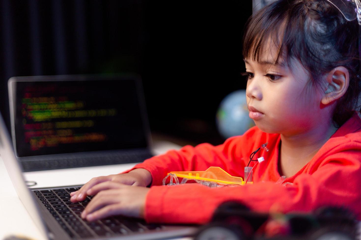 los estudiantes de asia aprenden en casa a codificar autos robot y cables de tableros electrónicos en tallo, vapor, ingeniería matemática, ciencia, tecnología, código de computadora en robótica para el concepto de niños. foto