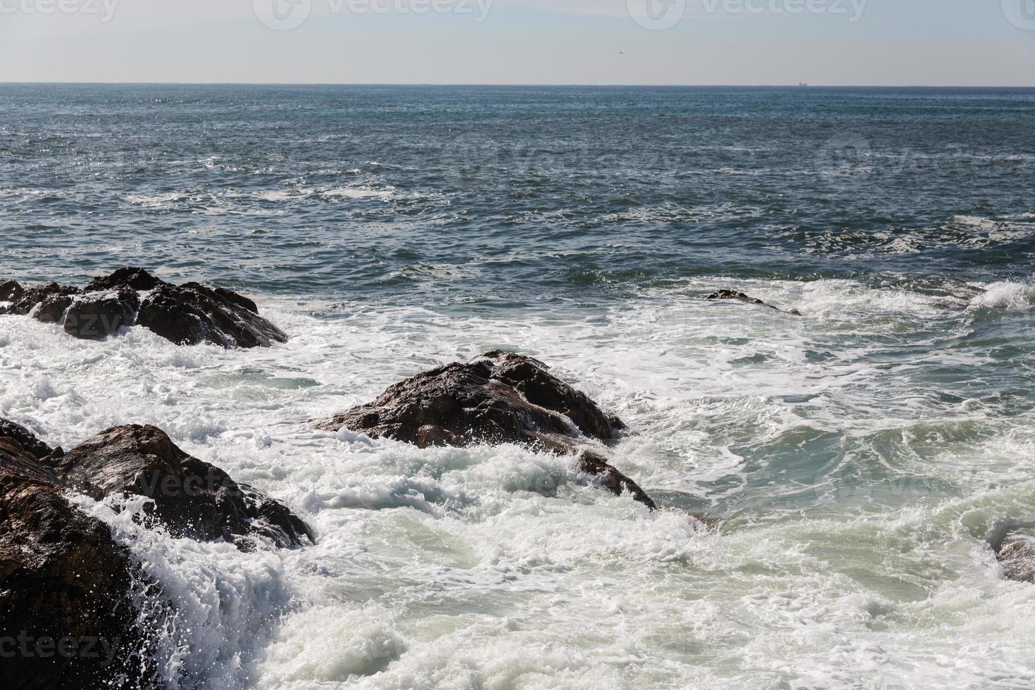 olas rompiendo en la costa portuguesa foto