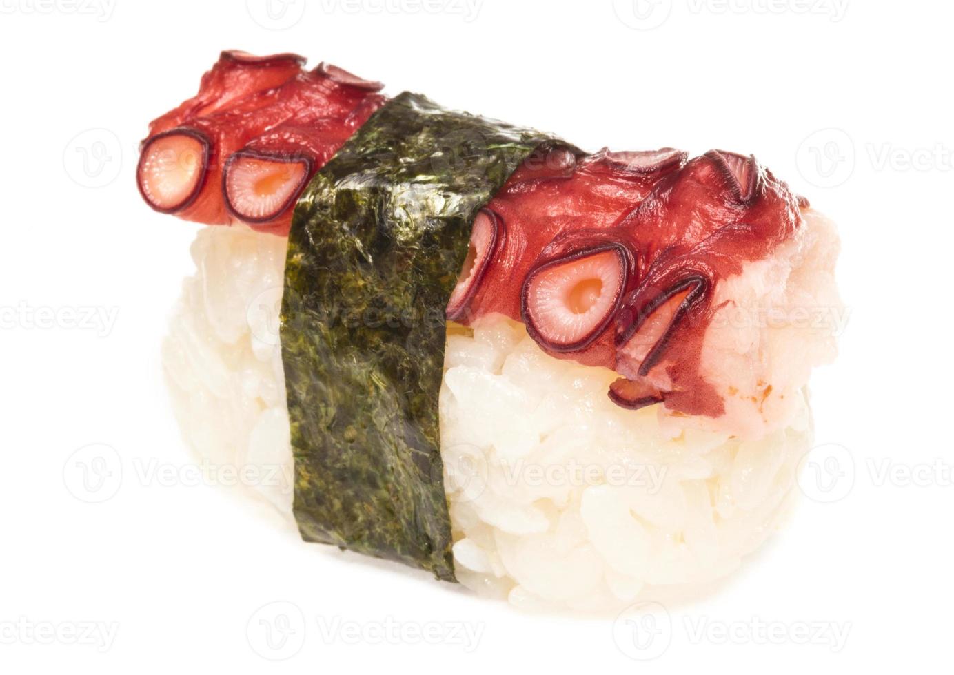 sushi japonés con pulpo de carne sobre un fondo blanco foto