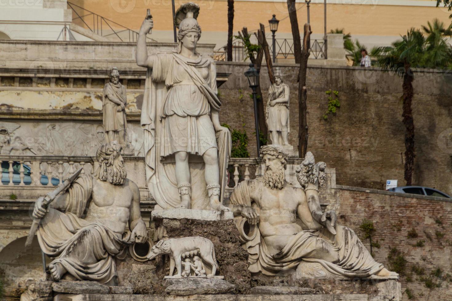 escultura y fuente de piazza del popolo. los escalones conducen al parque pincio, roma, italia foto