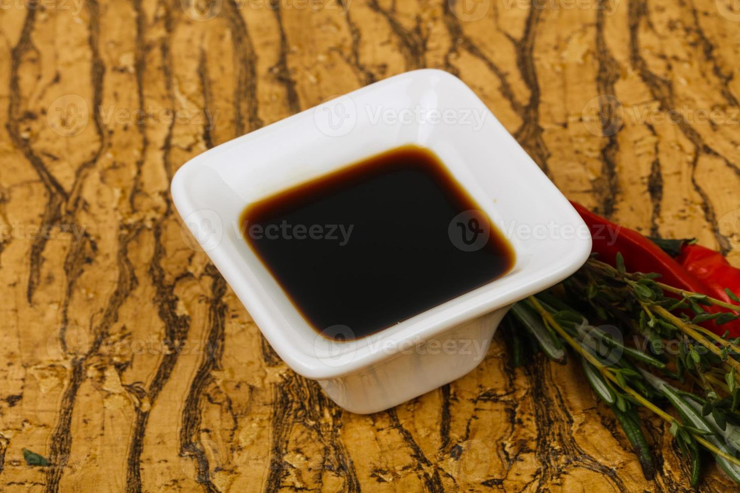 salsa de soja en el bol foto