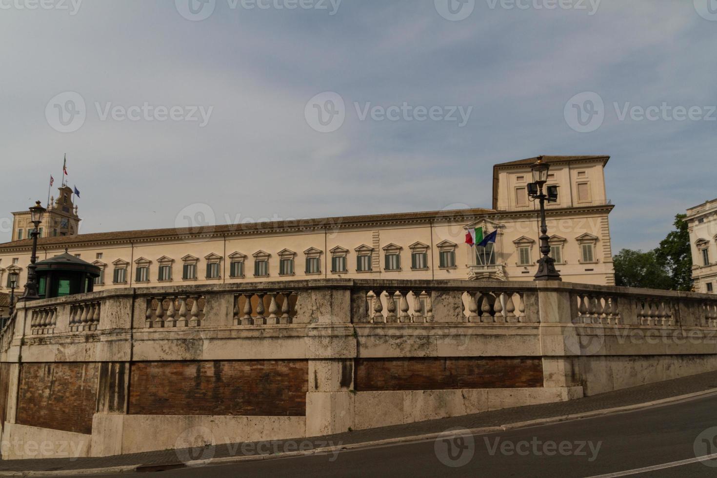 roma, el edificio de la consulta en la plaza del quirinale. foto