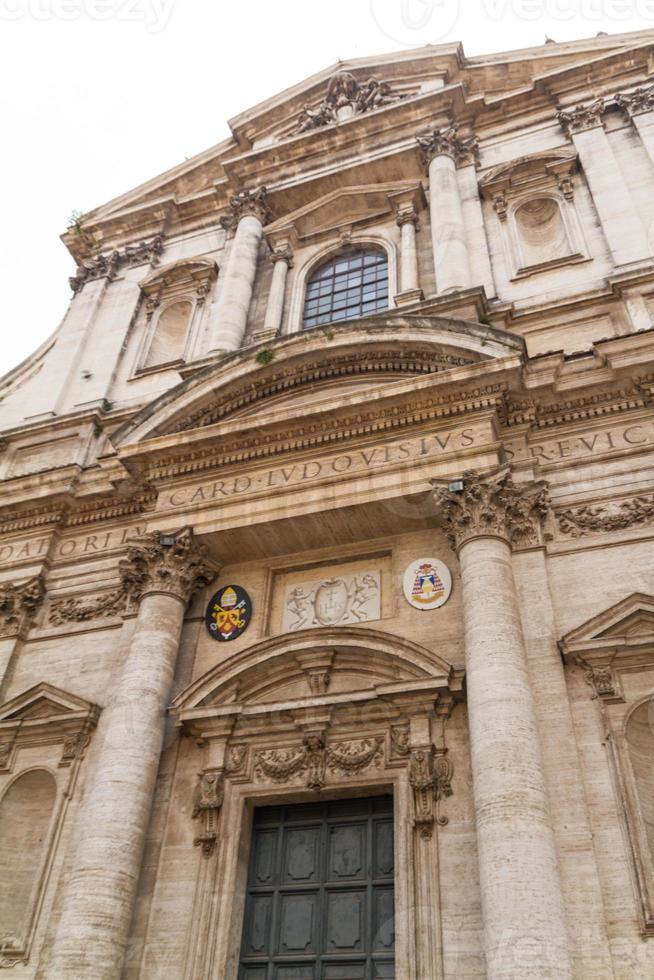 gran iglesia en el centro de roma, italia. foto