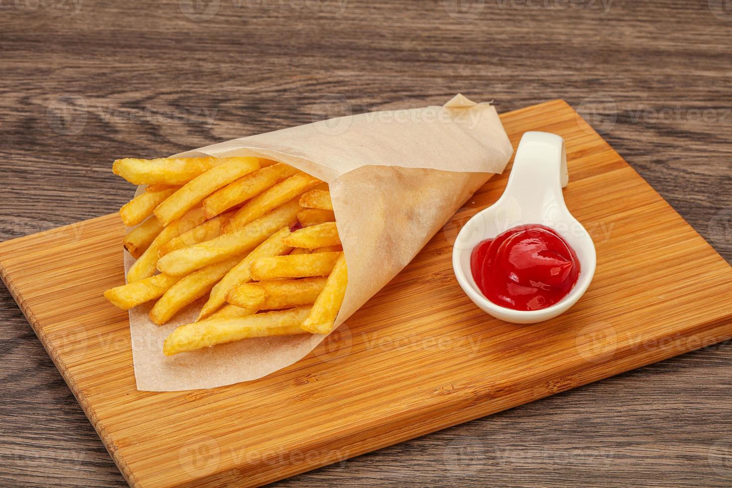 patatas fritas con salsa de tomate foto