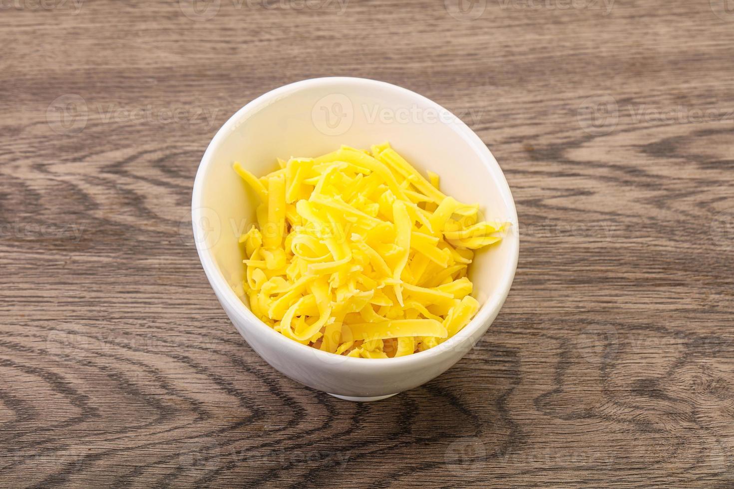 queso amarillo rallado en el bol foto