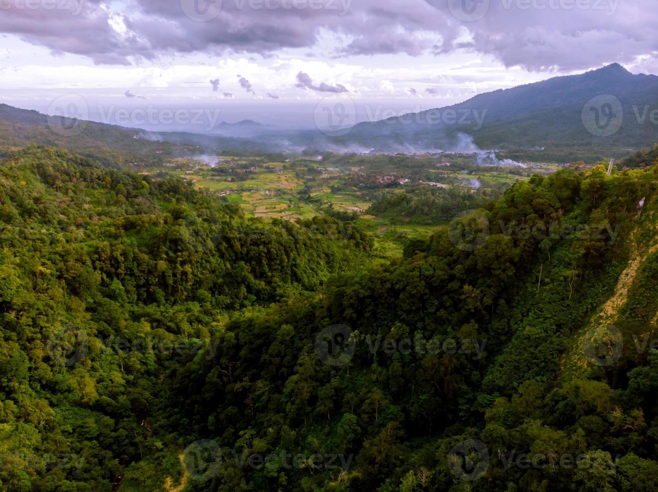 panorama del valle de montaña con cielo nublado foto