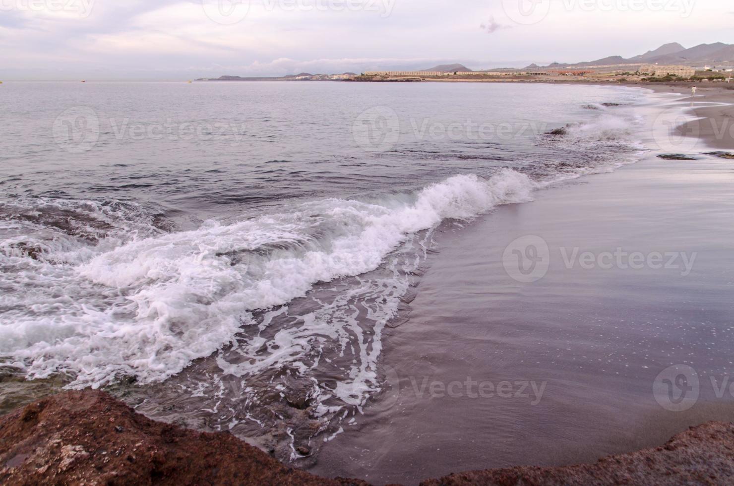 playa y ola al amanecer foto