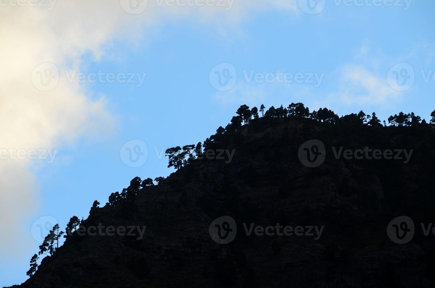 silueta de montaña y cielo foto