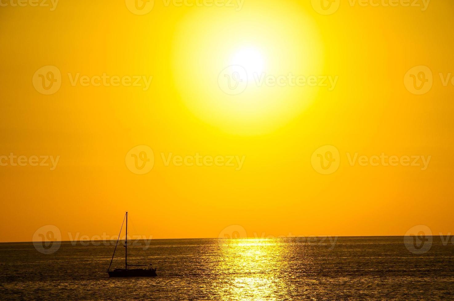 puesta de sol del océano amarillo foto