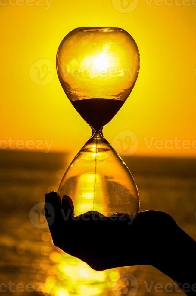 reloj de arena en el arena en el Desierto a puesta de sol. hora concepto.  ai generado. 33096314 Foto de stock en Vecteezy