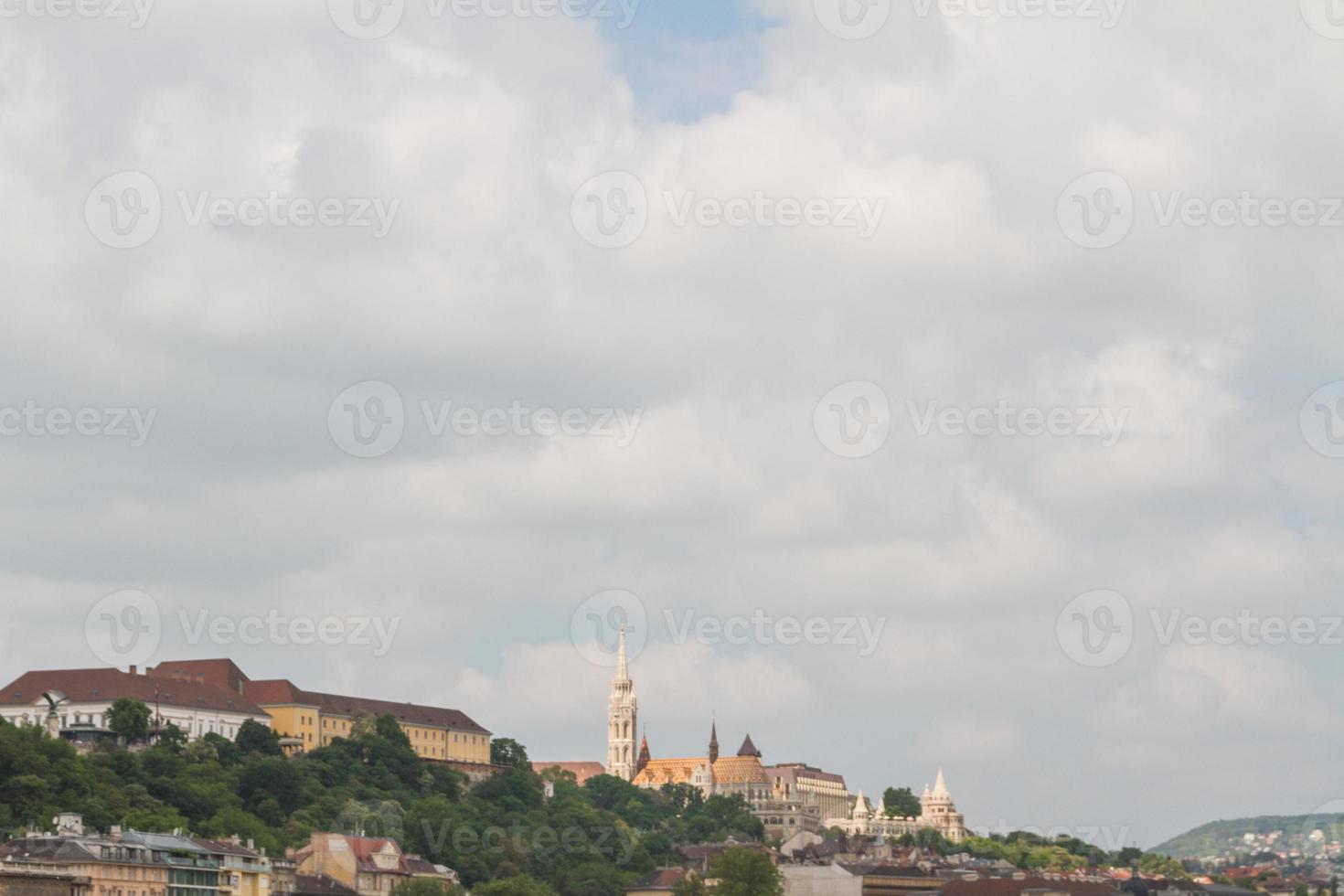 vista de puntos de referencia en budapest foto