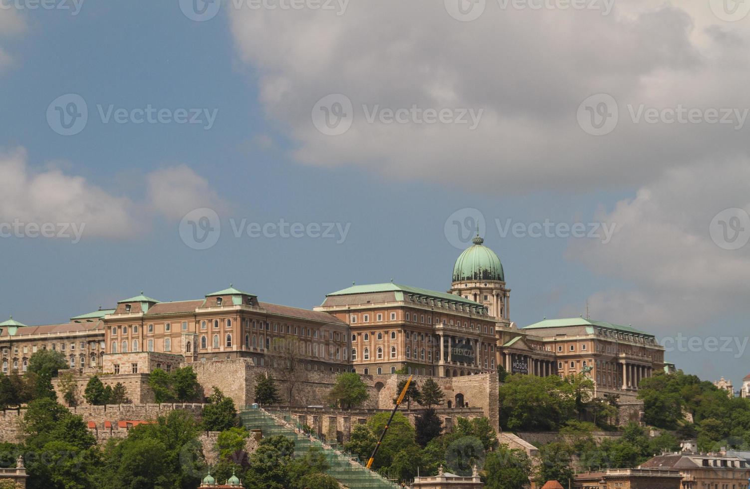 histórico palacio real en budapest foto