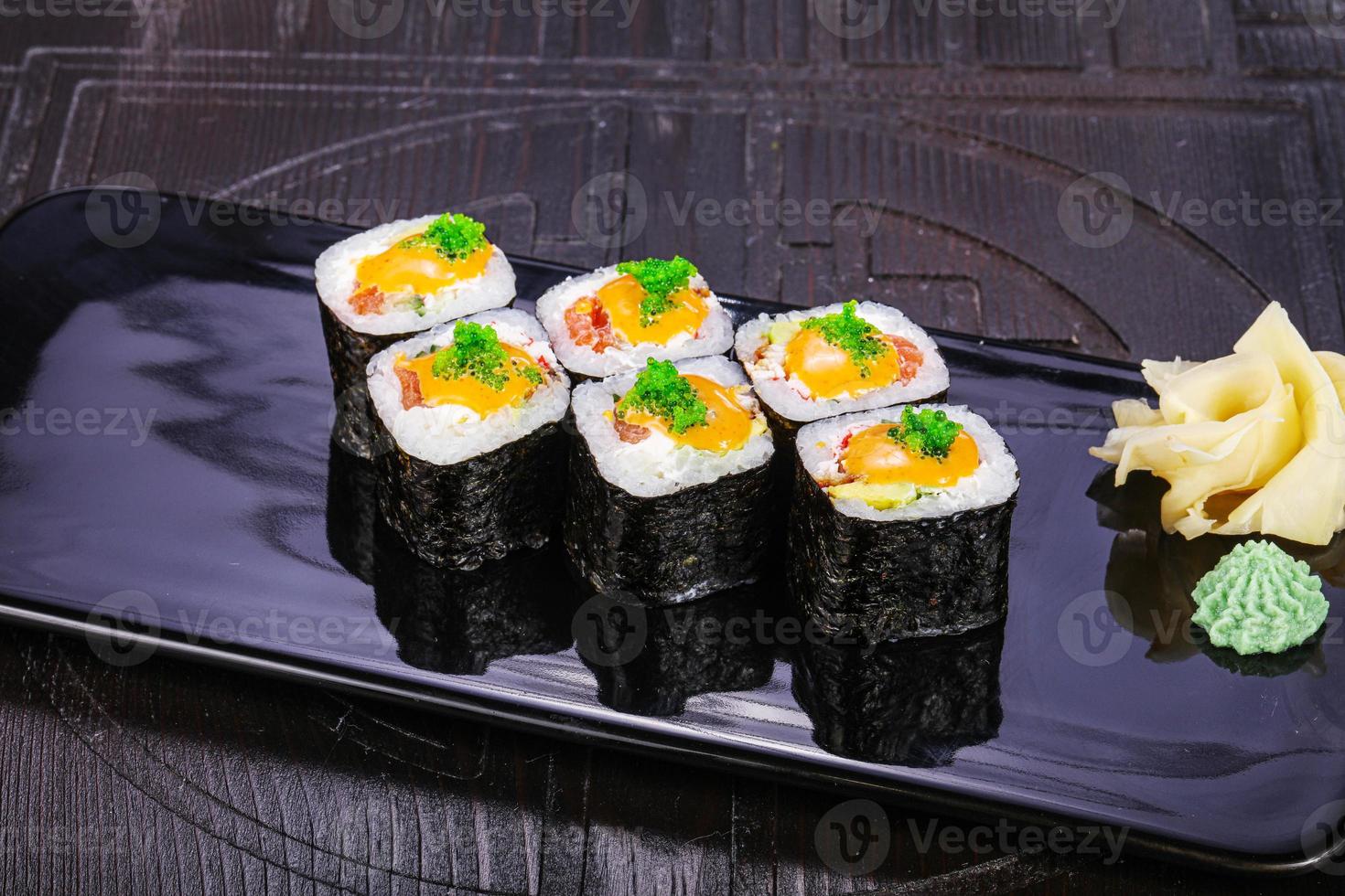 Roll maki japonés con salmón foto