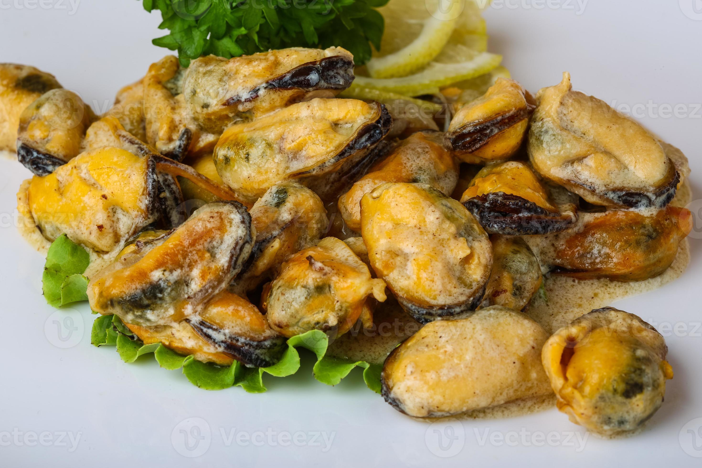 Mussels in butter sauce 8444421 Stock Photo at Vecteezy