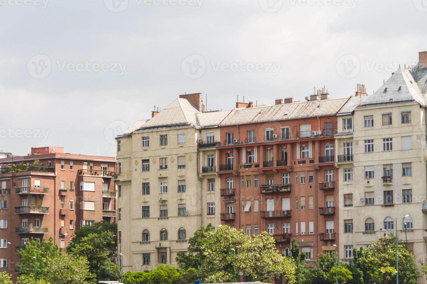 edificios típicos del siglo XIX en el distrito del castillo de buda de budapest foto