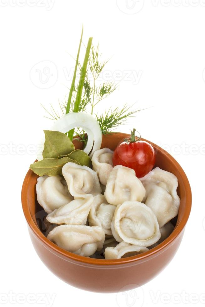 cuenco con plato tradicional ruso - pelmeni foto