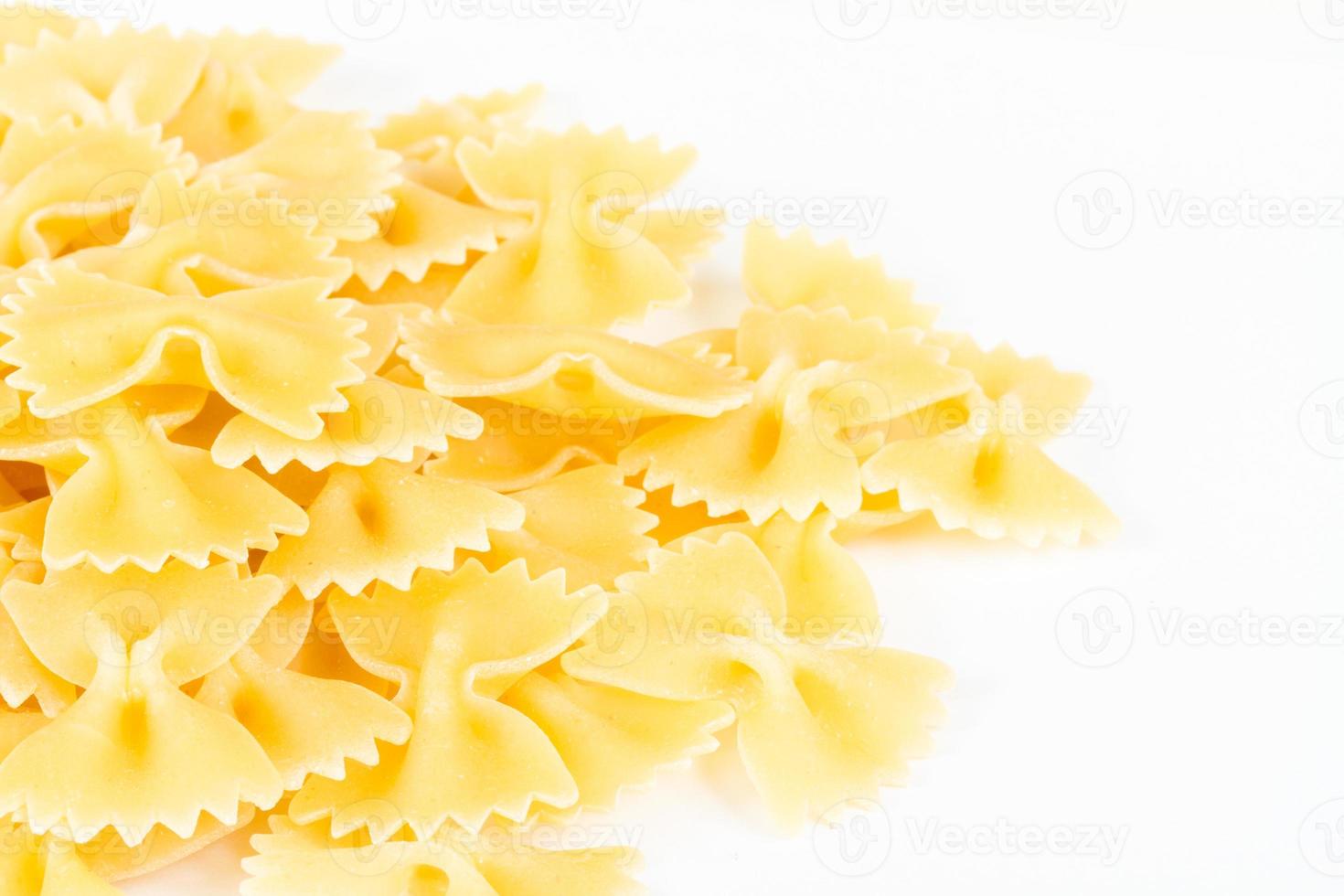 pasta farfalle, aislada foto