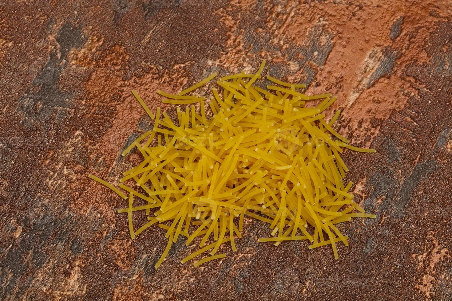 Pasta italiana de fideos crudos secos foto