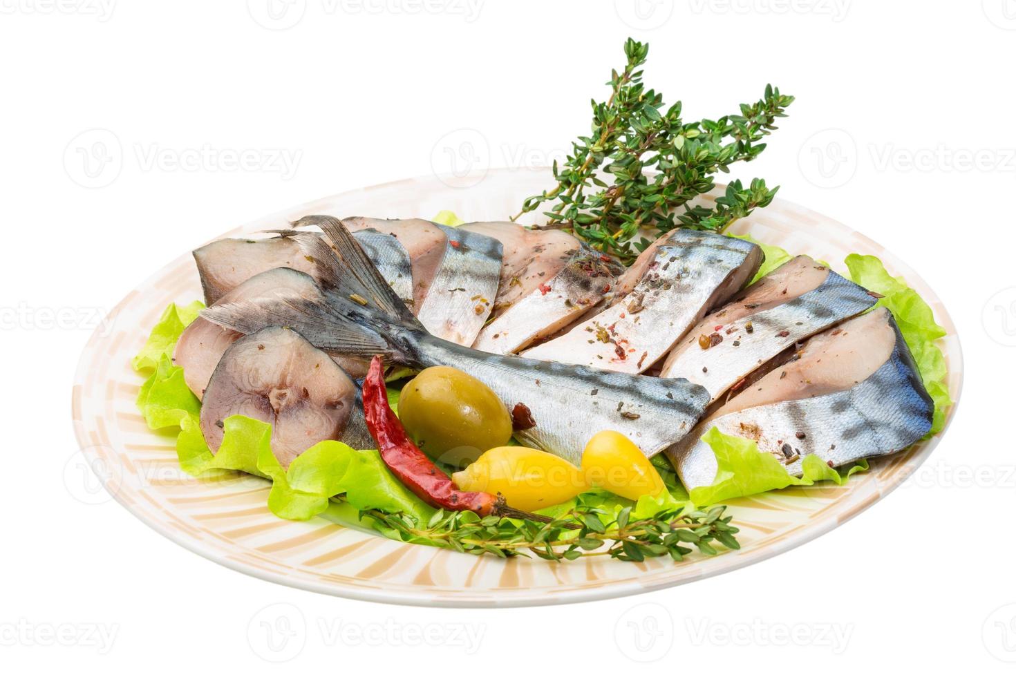 pescado caballa, en rodajas en un plato con lechuga foto