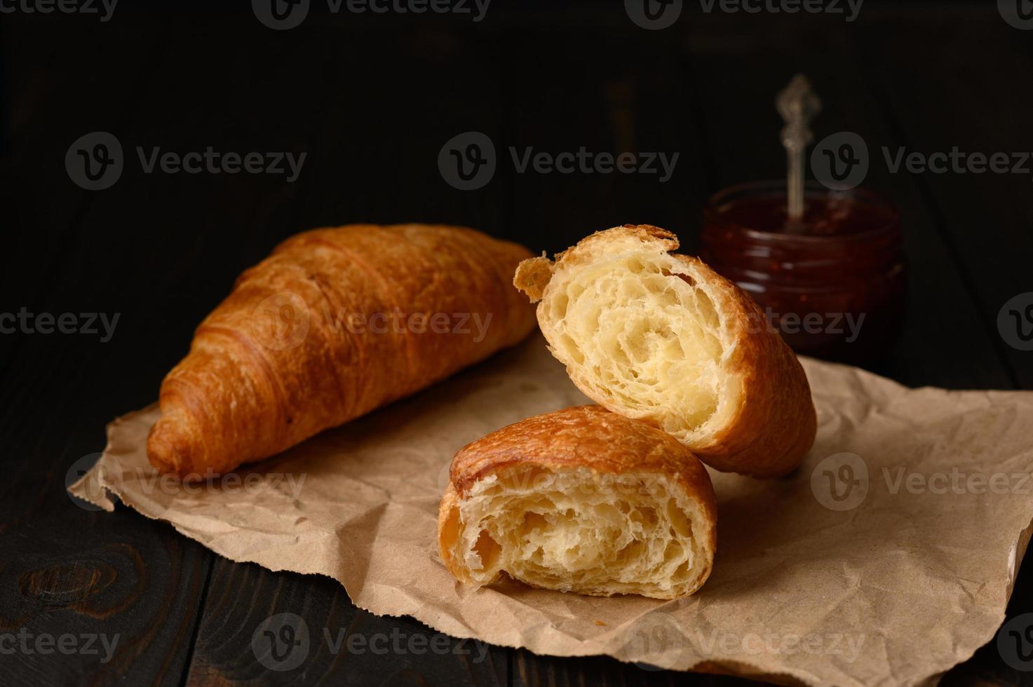 croissants recién hechos sobre un fondo de madera. foto