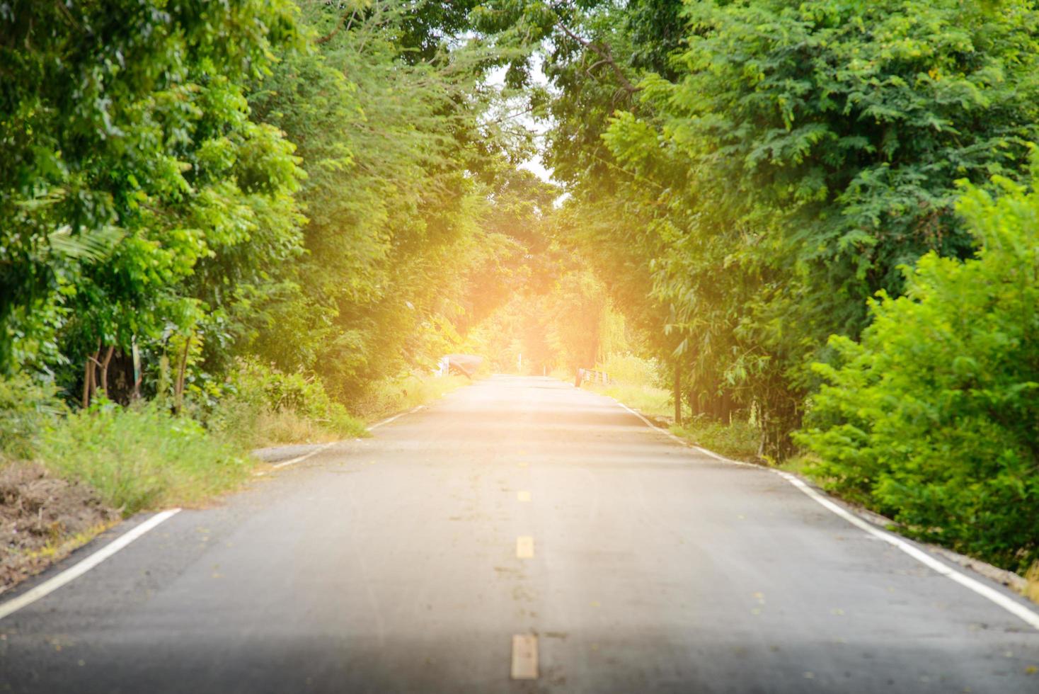 carretera asfaltada vacía - carretera del condado foto