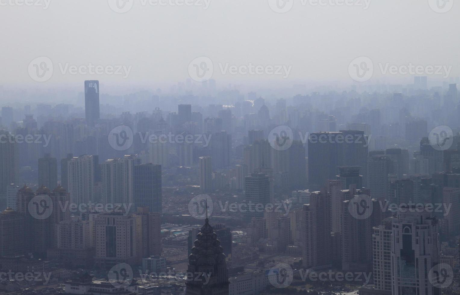 smog se encuentra sobre el horizonte de shanghai, china foto