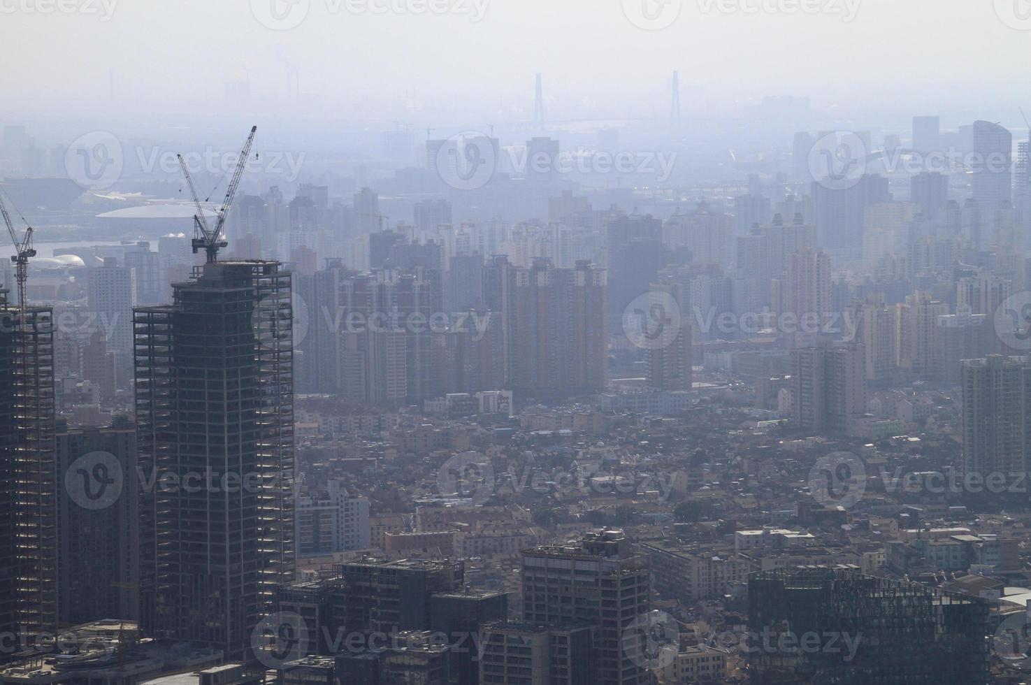 smog se encuentra sobre el horizonte de shanghai, china foto