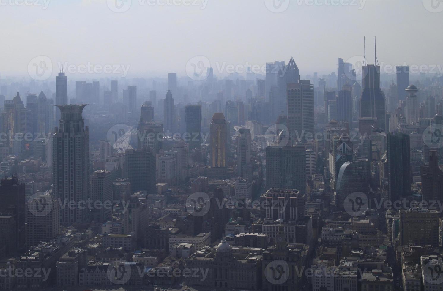 smog se encuentra sobre el horizonte de shanghai, china foto