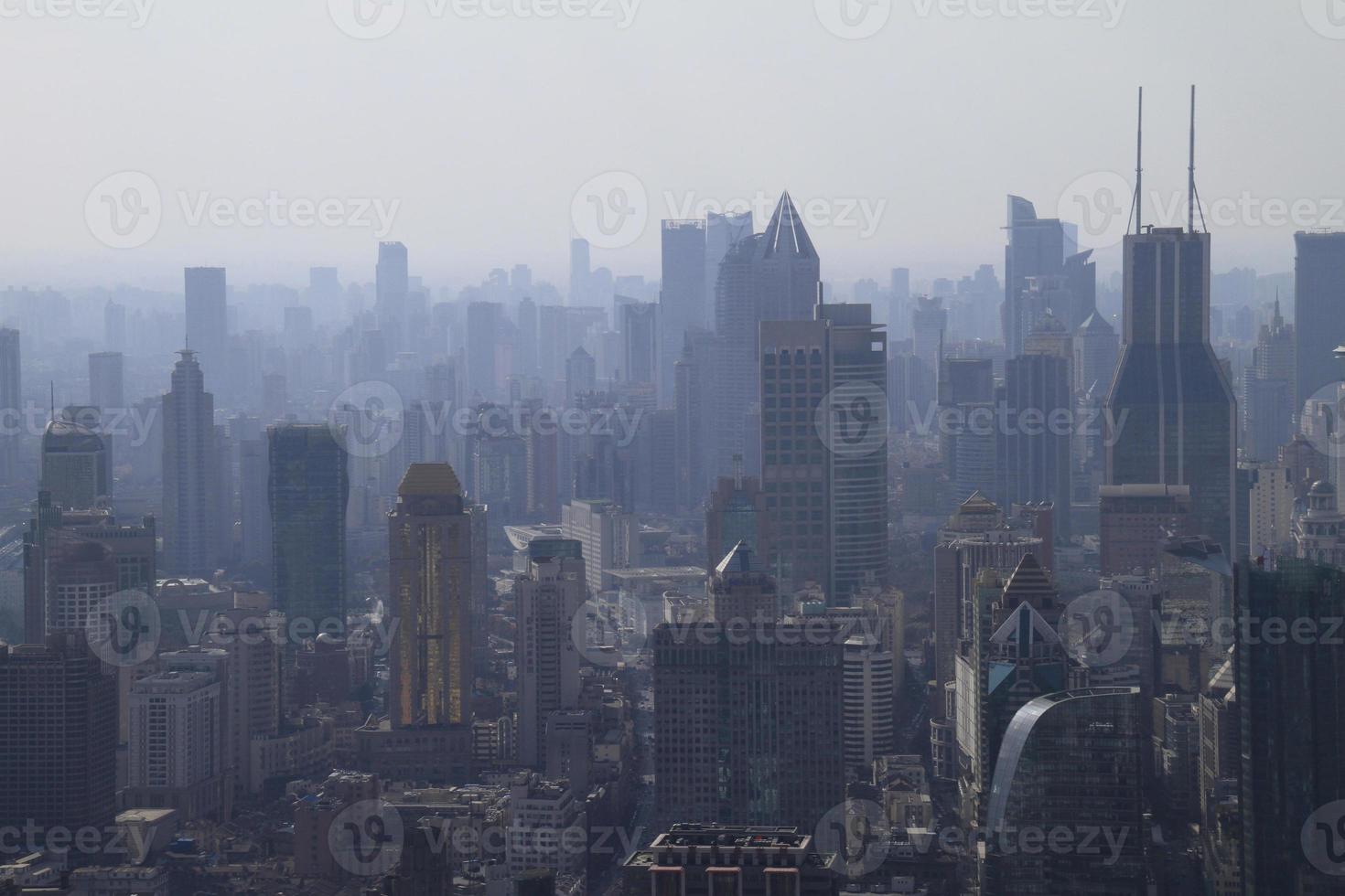 smog se encuentra sobre el horizonte de shanghai, china foto