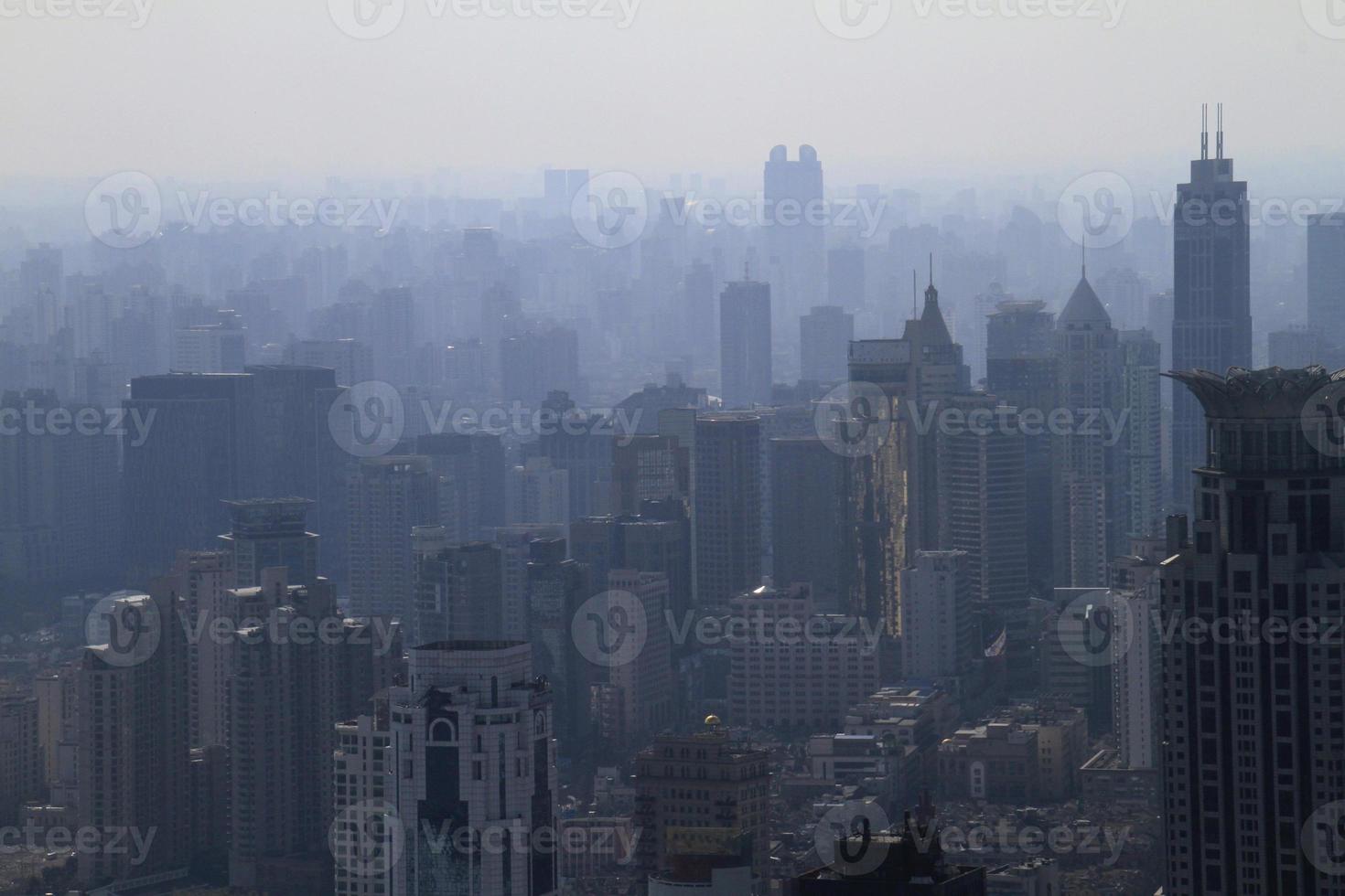 smog se encuentra sobre el horizonte de shanghai, china foto