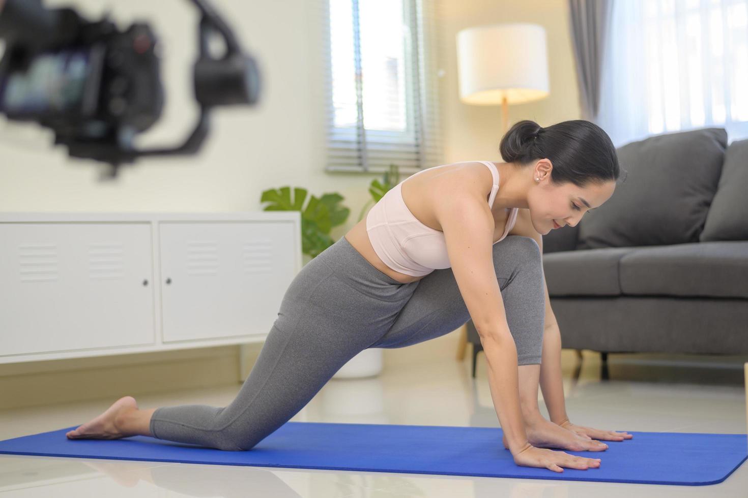 detrás de escena de una joven en forma haciendo yoga y meditación en casa, deporte y concepto de estilo de vida saludable. foto