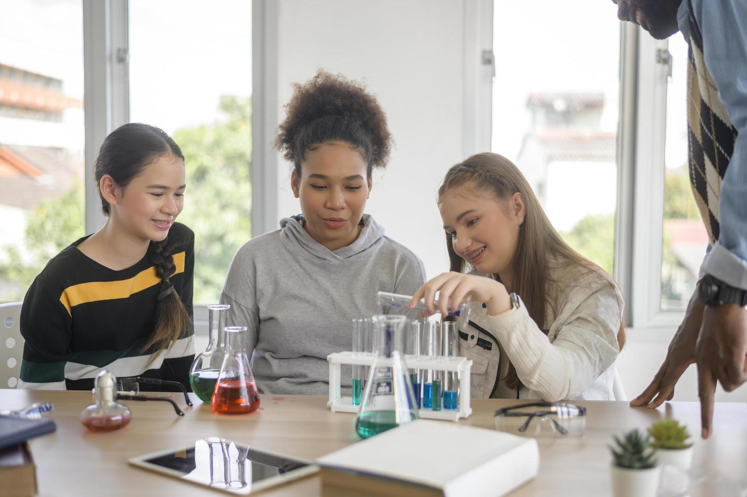 grupo de estudiantes que estudian y juegan con el concepto de maestro, educación y aprendizaje. foto