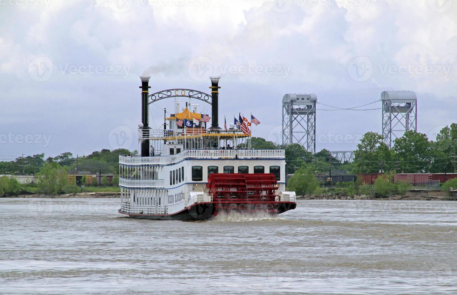 barco de vapor en el río mississippi cerca de nueva orleans foto