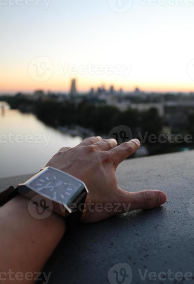 mano alcanzando el horizonte durante el anochecer foto