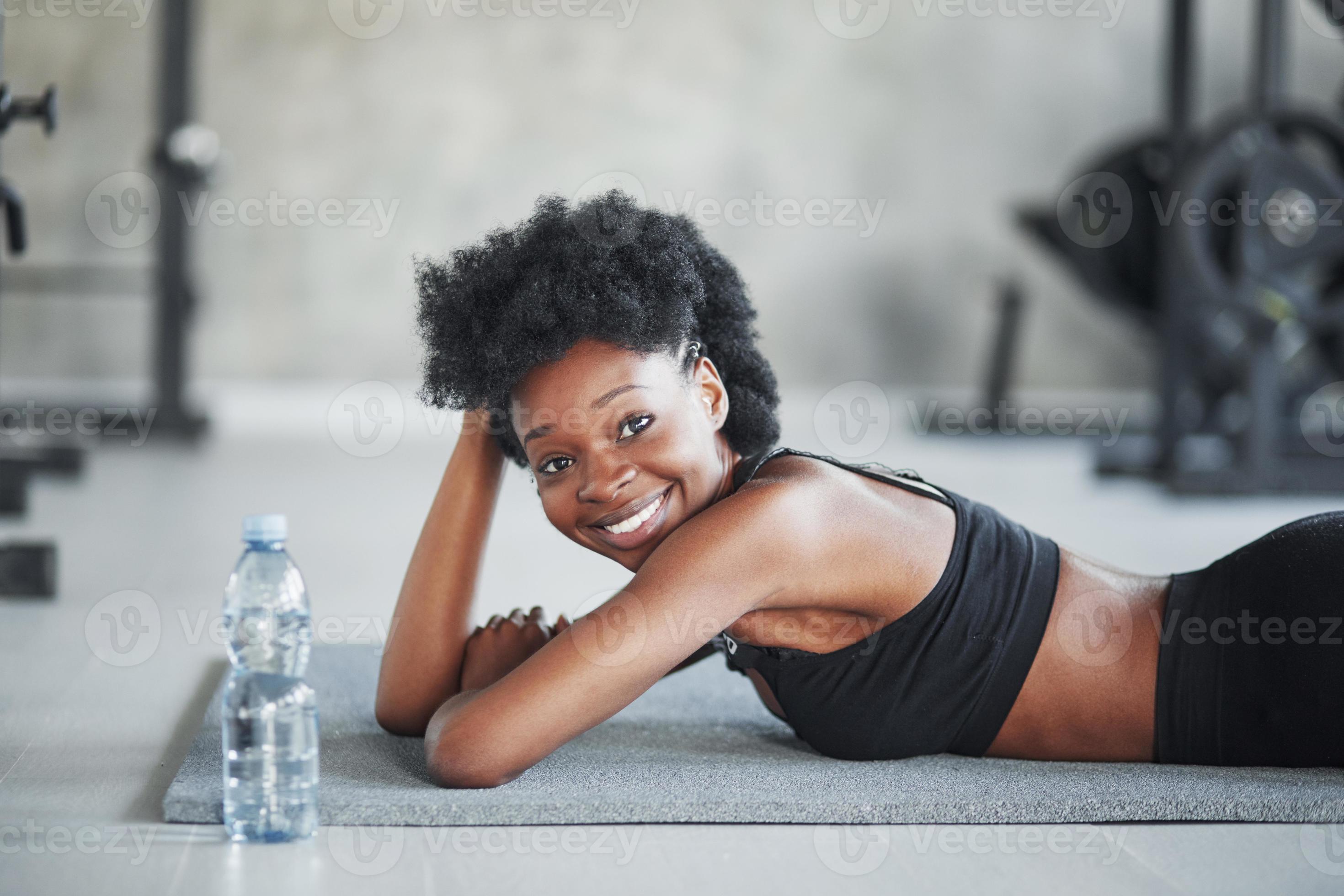 descanso después del entrenamiento. mujer afroamericana con cabello rizado  y ropa deportiva tiene un día de fitness en el gimnasio 15196285 Foto de  stock en Vecteezy, ropa gimnasio mujer 