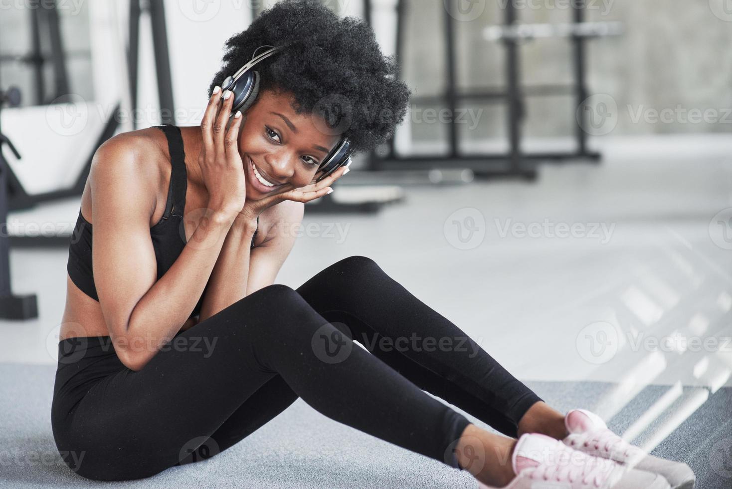 chica divertida y feliz. mujer afroamericana con cabello rizado y ropa  deportiva tiene un día de fitness en el gimnasio 8457777 Foto de stock en  Vecteezy