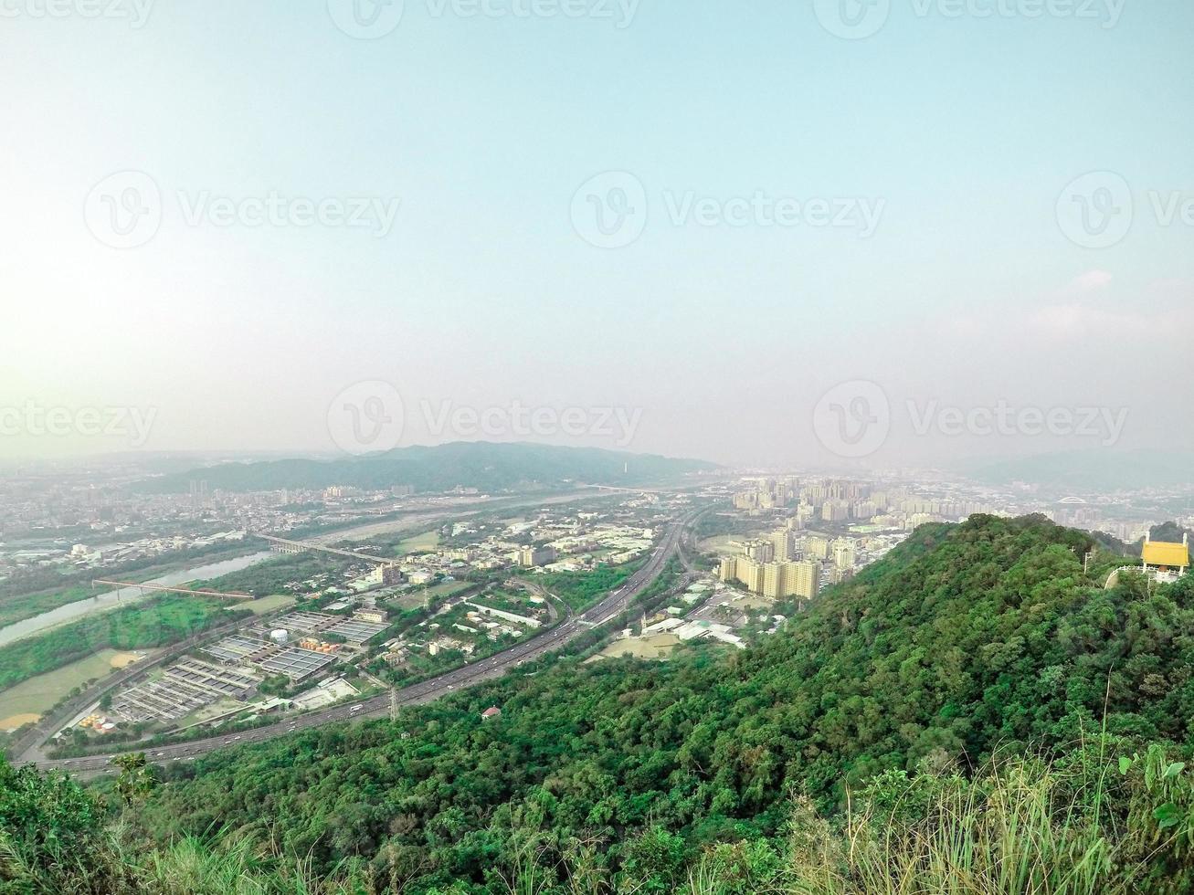 descripción general del paisaje urbano de la ciudad y el montaje, sesión de fotos desde la cima del monte en taipei, taiwán.