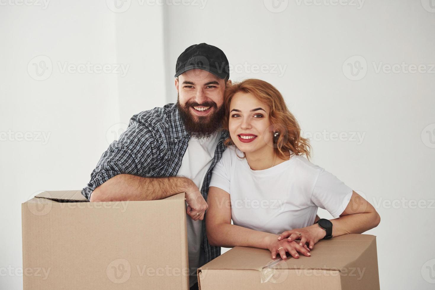 sonrisas sinceras. pareja feliz juntos en su nueva casa. concepción de movimiento foto